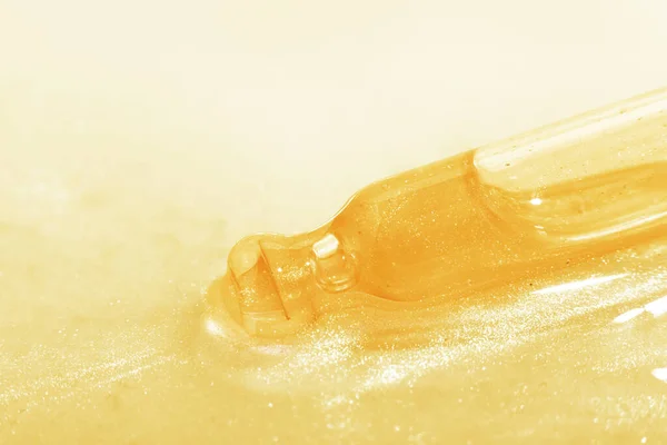 Een Cosmetische Pipet Ligt Een Gouden Vloeistof Een Gele Vloeistof — Stockfoto