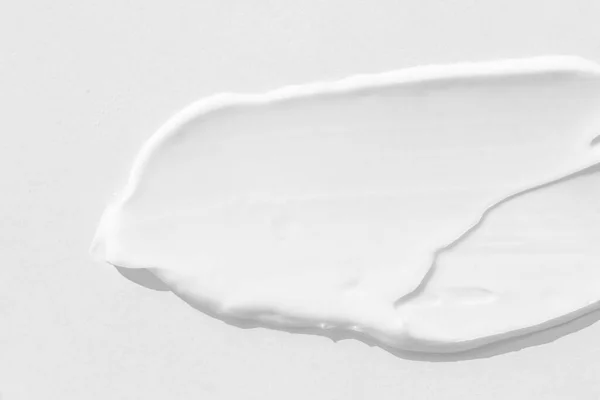Duże Rozmazy Białego Kremu Kosmetycznego Tekstura Kremu Zbliżenie — Zdjęcie stockowe