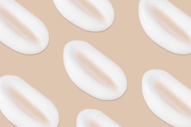 Bej bir arka planda beyaz krema darbeleri.. 