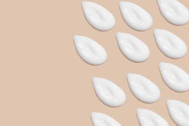 Bej bir arka planda beyaz krema darbeleri.. 