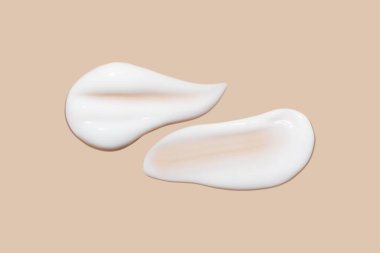 Bej bir arka planda beyaz krema darbeleri.. 