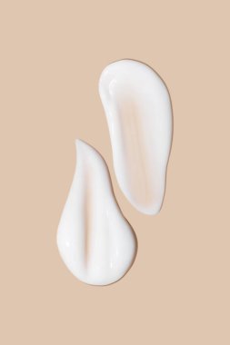 Bej bir arka planda beyaz krema darbeleri.. 