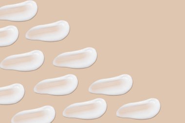 Bej bir arka planda beyaz krema darbeleri.. 