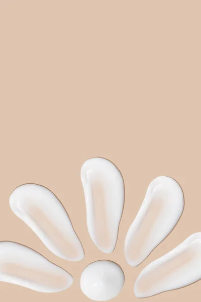 Bej Bir Arka Planda Beyaz Krema Darbeleri — Stok fotoğraf