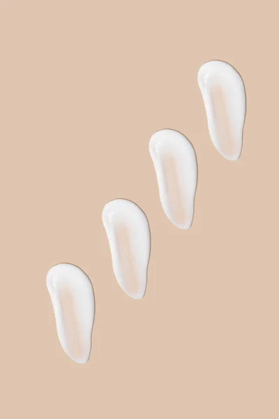 Bej bir arka planda beyaz krema darbeleri.. 