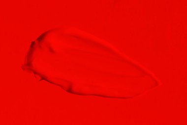 Parlak kırmızı rengin güzel dokusu. Kırmızı renk. Ruj dokusu, göz farı, boya, sıvı kırmızı. leke, leke, leke.