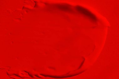 Parlak kırmızı rengin güzel dokusu. Kırmızı renk. Ruj dokusu, göz farı, boya, sıvı kırmızı. leke, leke, leke.