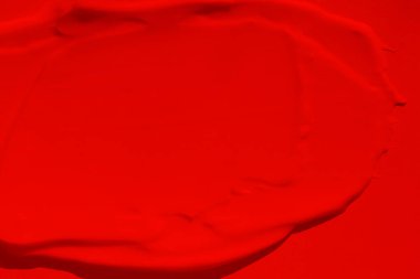 Parlak kırmızı rengin güzel dokusu. Kırmızı renk. Ruj dokusu, göz farı, boya, sıvı kırmızı. leke, leke, leke.