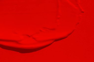 Parlak kırmızı rengin güzel dokusu. Kırmızı renk. Ruj dokusu, göz farı, boya, sıvı kırmızı. leke, leke, leke.