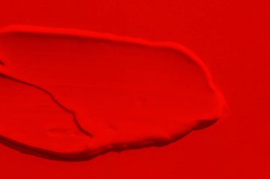 Parlak kırmızı rengin güzel dokusu. Kırmızı renk. Ruj dokusu, göz farı, boya, sıvı kırmızı. leke, leke, leke.