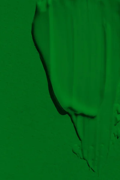 페인트의 얇게칠 페인트는 녹색이다 배경에 덩어리가 나갑니다 표면에 적용됩니다 — 스톡 사진