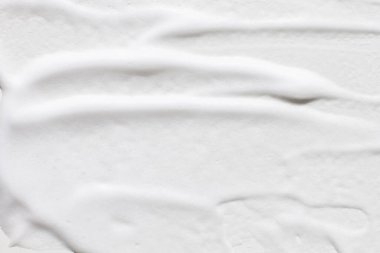 Arka planda beyaz köpük lekesi var..