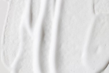 Arka planda beyaz köpük lekesi var..