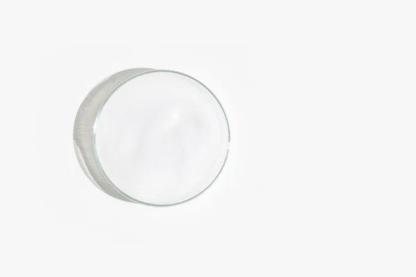 浅色背景的Petri盘中的白色泡沫 — 图库照片