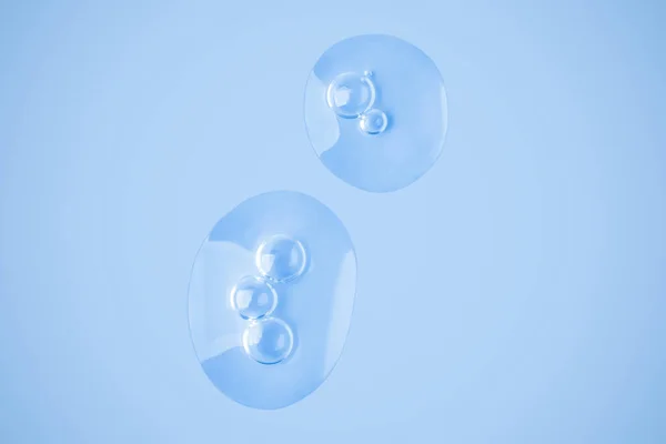 透明なゲルの滴 ゲルのストローク スミア 青い背景で ヒアルロン酸 トナー トナー ジェル クリーム 化粧品 — ストック写真