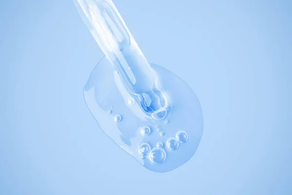 Průhledný Kosmetický Gel Teče Kapátka Přímo Pozadí Velké Bublině Bublinkami — Stock fotografie