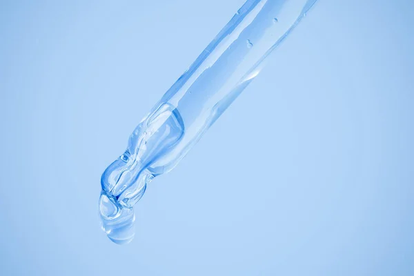 Gel Cosmético Transparente Flui Conta Gotas Num Fundo Azul Ácido — Fotografia de Stock