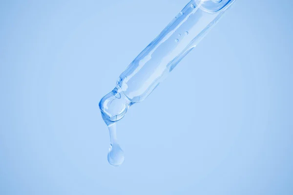 Gel Cosmetico Trasparente Fluisce Dal Contagocce Uno Sfondo Blu Acido — Foto Stock