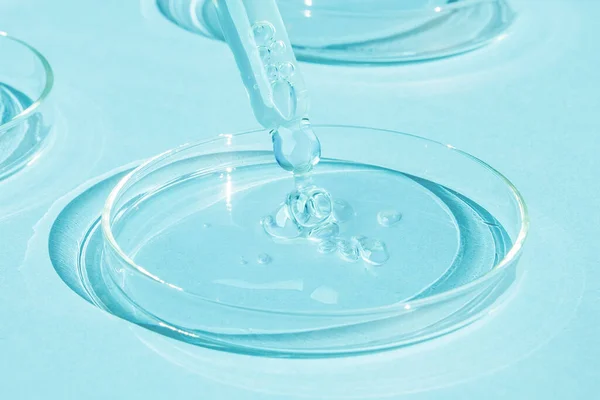 Zrzucanie Żelu Pipety Szalki Petriego Niebieskim Tle Laboratorium Kosmetyczne Serum — Zdjęcie stockowe