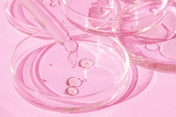 Goccia Gel Una Pipetta Una Capsula Petri Fondo Rosa Laboratorio — Foto Stock