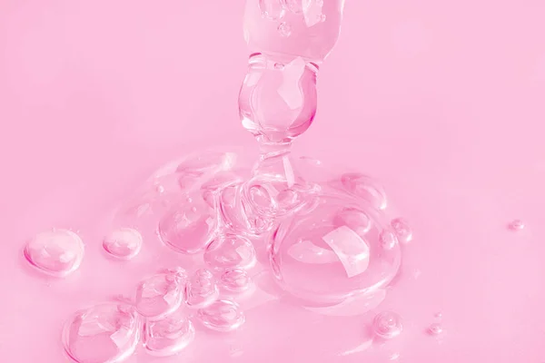 Gel Uit Een Oogdruppelaar Laten Vallen Een Roze Achtergrond Cosmeticalab — Stockfoto
