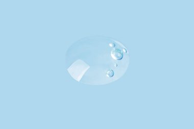 Mavi arka planda büyük bir jel damlası.