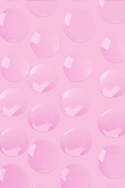 Pembe arka planda şeffaf jel serumu damlaları. Köpüklü jöle. Su damlacıkları