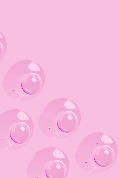 Runda Droppar Genomskinligt Gelserum Rosa Bakgrund Gel Med Bubblor Vattendroppar — Stockfoto