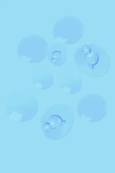 Kulaté Kapky Průhledného Gelového Séra Modrém Pozadí Gel Bublinkami Kapky — Stock fotografie