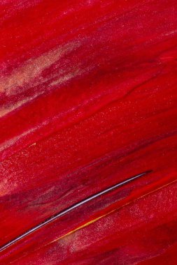 Kırmızı vuruşlar boyanın kabartmalı dokusudur..