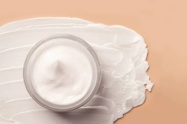 Słoik Białego Kremu Kosmetycznego Beżowym Tle Rozmazany Biały Krem Kosmetyczny — Zdjęcie stockowe