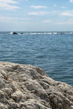 Denize karşı ön planda taş dokusu