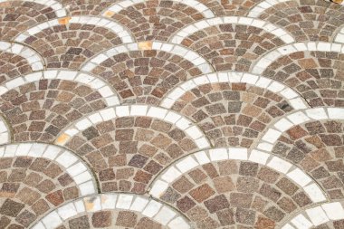 Kaldırımda yarım yuvarlak tuğlalar vardı..