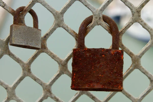 Μια Πολύ Σκουριασμένη Κλειδαριά Στο Φράχτη — Φωτογραφία Αρχείου