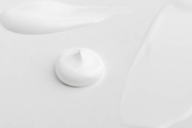 Hafif arka planda bir dizi beyaz krem..