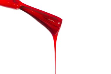 Kırmızı ojeli fırça. Beyaz bir arkaplanda