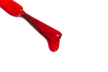 Kırmızı ojeli fırça. Beyaz bir arkaplanda