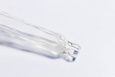 Açık arkaplanda jel olan şeffaf pipet..