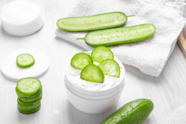 Beyaz bir kavanozda saf beyaz salatalık nemlendirici. Beyaz havlu. Yeşil Salatalık.