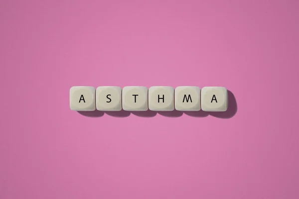 Asztmás Felirat Fakockákon Rózsaszín Alapon — Stock Fotó