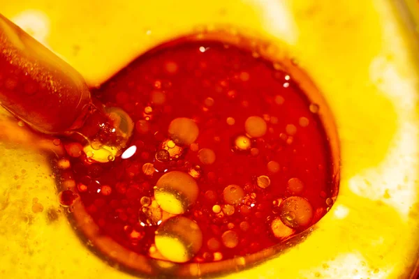 Pipeta Penetra Una Gran Burbuja Color Rojo Brillante Con Pequeñas —  Fotos de Stock