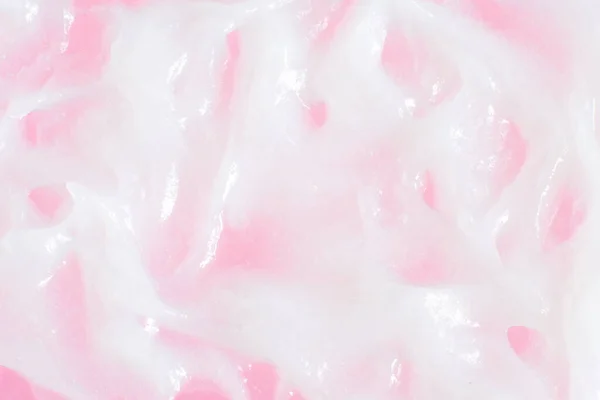 沾满了油腻的融化奶油 粉红的背景 — 图库照片