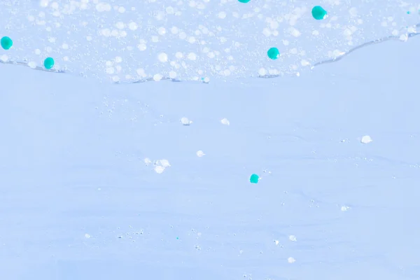 Размазанный Прозрачный Гель Голубыми Гранулами Синем Фоне — стоковое фото