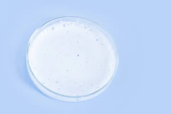 Espuma Agente Lavagem Uma Placa Petri Fundo Azul — Fotografia de Stock