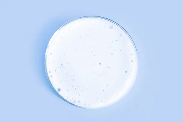 Spumă Agent Spălare Într Vas Petri Fundal Albastru — Fotografie, imagine de stoc