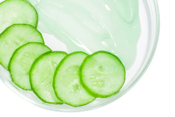 stock image Thinly sliced slices of fresh green cucumber in a Petri dish. A smeared smear of green cucumber cream.