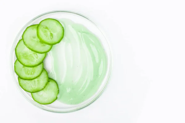 在培养皿中切片薄薄的新鲜绿色黄瓜 涂满了绿色黄瓜油的涂片 — 图库照片