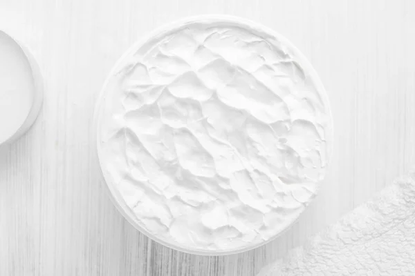 Καθαρή Λευκή Ενυδατική Κρέμα Λευκό Βάζο Βαμβάκι Σφουγγάρια Λευκή Πετσέτα — Φωτογραφία Αρχείου