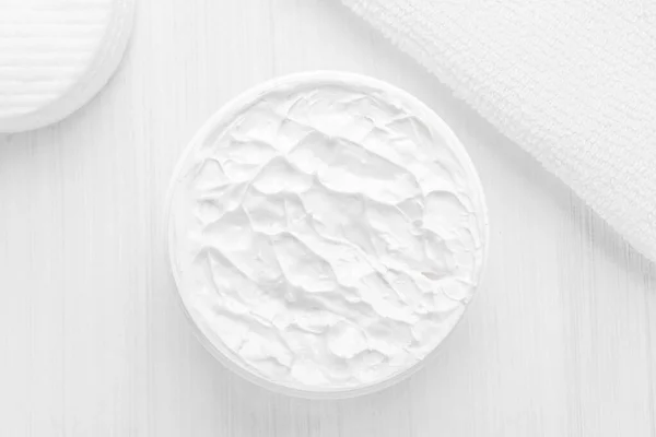 Hidratante Branco Puro Frasco Branco Esponjas Algodão Toalha Branca — Fotografia de Stock