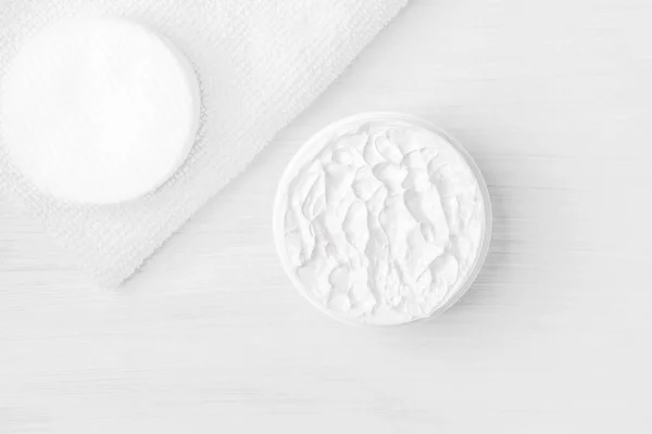 Καθαρή Λευκή Ενυδατική Κρέμα Λευκό Βάζο Βαμβάκι Σφουγγάρια Λευκή Πετσέτα — Φωτογραφία Αρχείου